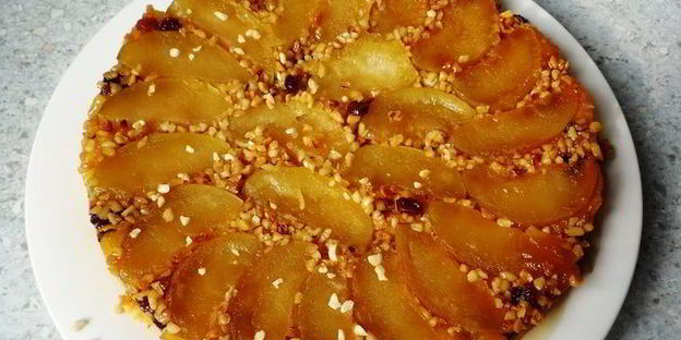 яблочный тарт татен с орешками и изюмом