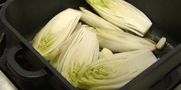 цикорий, запеченный с сыром