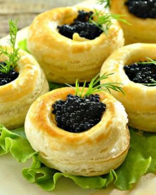 Волованы из слоеного теста с черной икрой