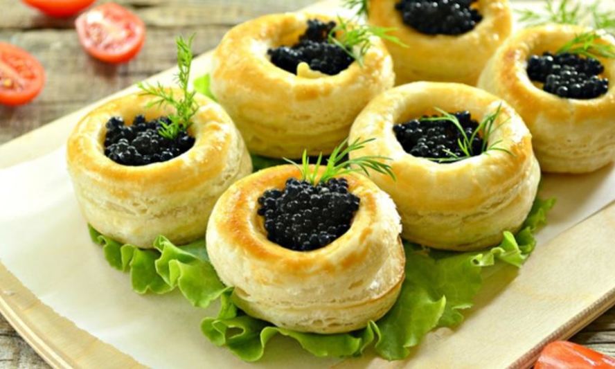 Рецепт волованов из слоеного теста с черной икрой