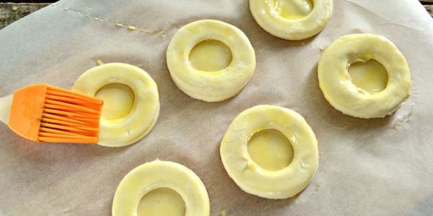 волованы из слоеного теста с черной икрой