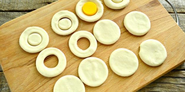 волованы из слоеного теста с черной икрой