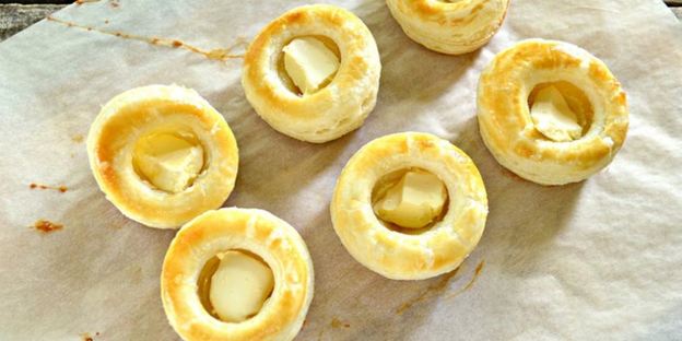 волованы из слоеного теста с черной икрой