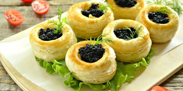 волованы из слоеного теста с черной икрой