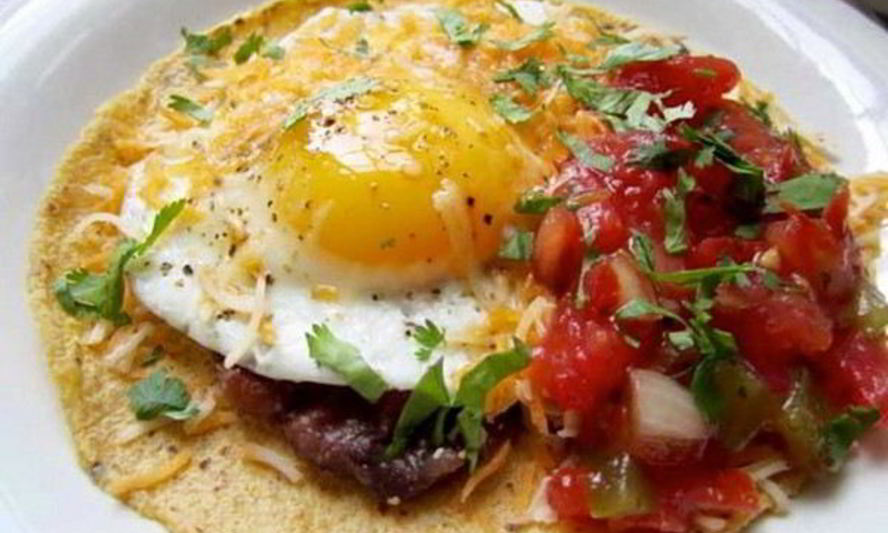 Рецепт яиц по-мексикански с томатным соусом