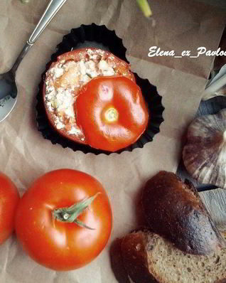 Закуска из помидора, фаршированного творогом, базиликом и чесноком