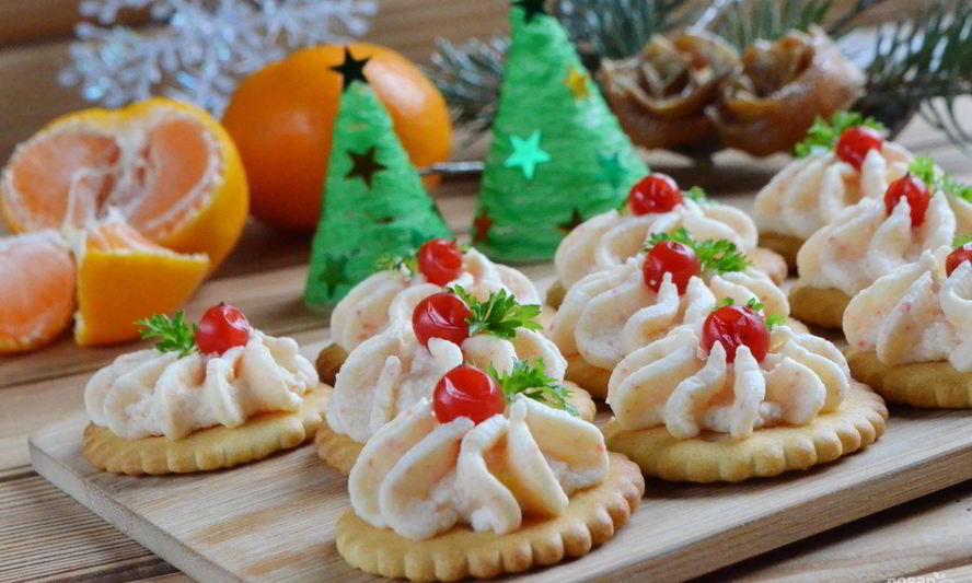 Рецепт закуски на крекерах с крабовыми палочками