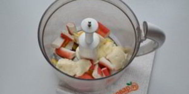 закуска на крекерах с крабовыми палочками