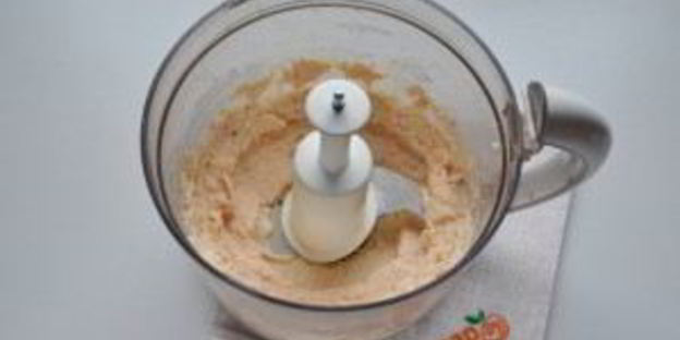 закуска на крекерах с крабовыми палочками