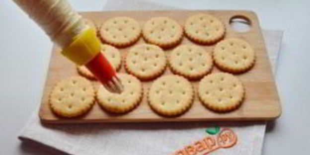 закуска на крекерах с крабовыми палочками