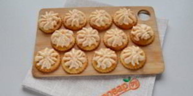 закуска на крекерах с крабовыми палочками