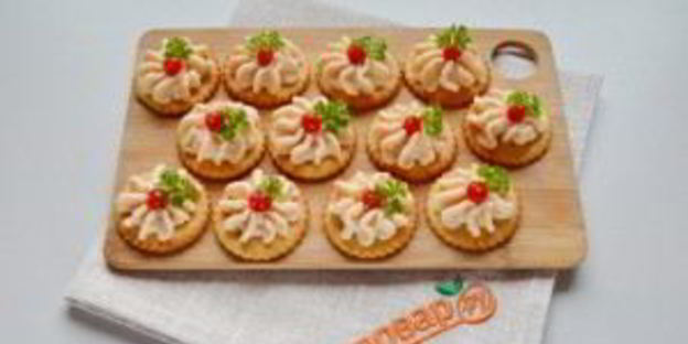 закуска на крекерах с крабовыми палочками