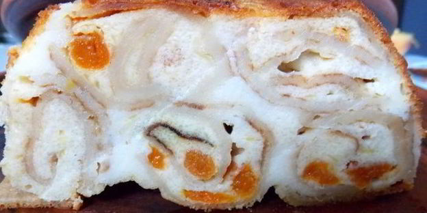 заливная баница с творогом и курагой