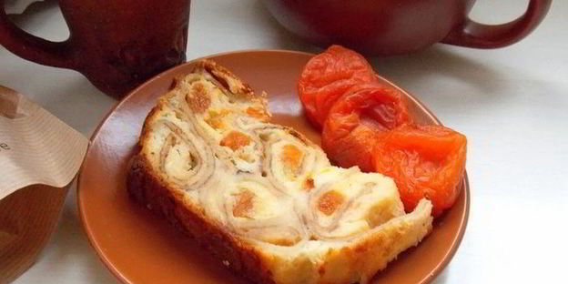 заливная баница с творогом и курагой