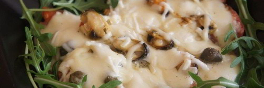 Запеченный помидор с мидиями, сырами, каперсами