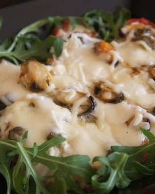 Запеченный помидор с мидиями, сырами, каперсами