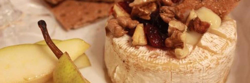 Запеченный сыр Бри с медом и орехами