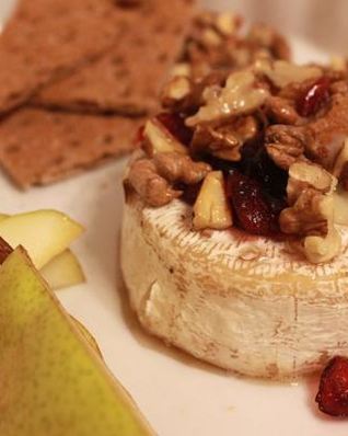 Запеченный сыр Бри с медом и орехами