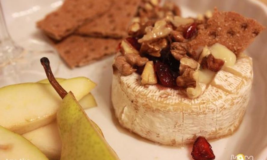 Рецепт запеченного сыра бри с медом и орехами
