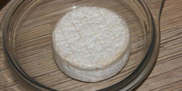 запеченный сыр бри с медом и орехами