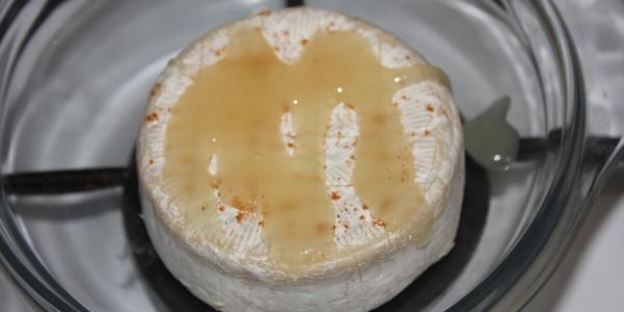 запеченный сыр бри с медом и орехами