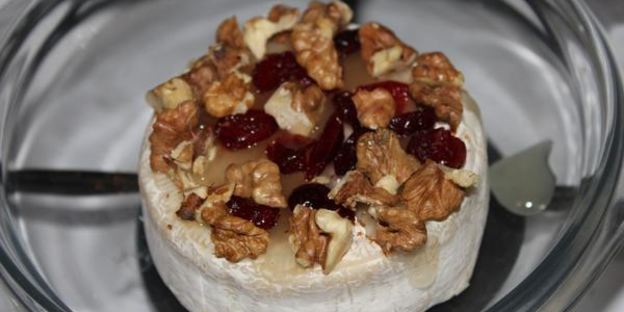 запеченный сыр бри с медом и орехами