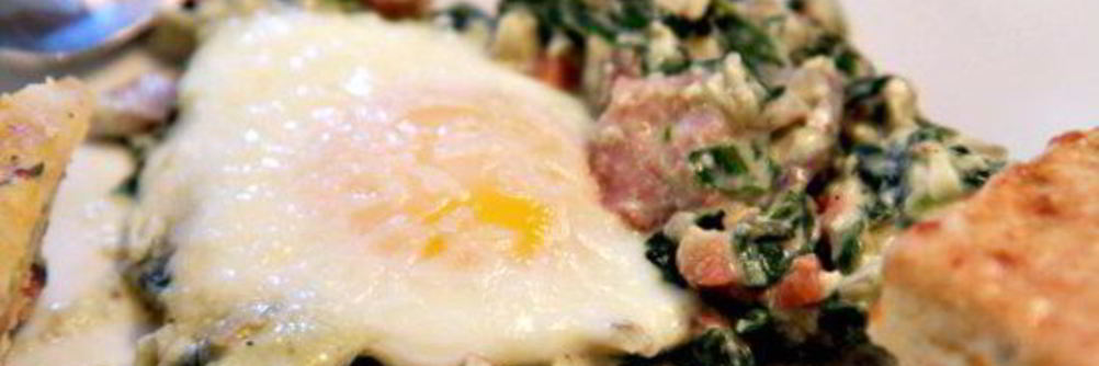 Запеченные яйца со шпинатом, грибами и беконом