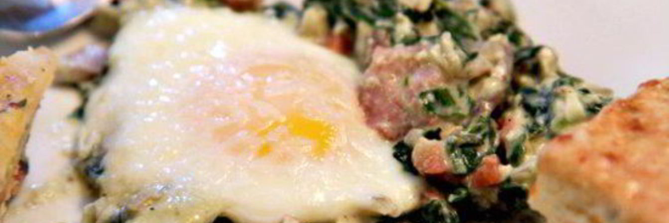 Запеченные яйца со шпинатом, грибами и беконом