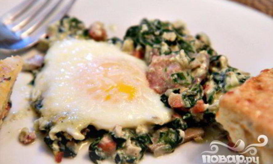 Рецепт запеченных яиц со шпинатом, грибами и беконом