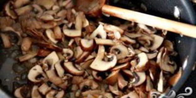 запеченные яйца со шпинатом, грибами и беконом