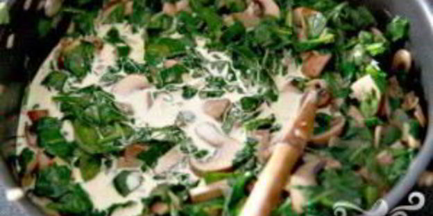 запеченные яйца со шпинатом, грибами и беконом