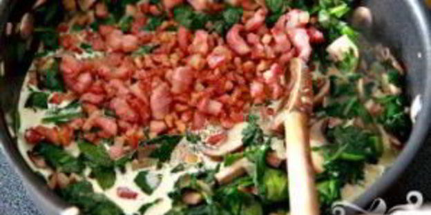 запеченные яйца со шпинатом, грибами и беконом