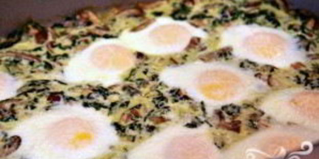 запеченные яйца со шпинатом, грибами и беконом