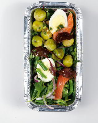 Зеленая фасоль с форелью, яйцами и сливочной брюссельской капустой