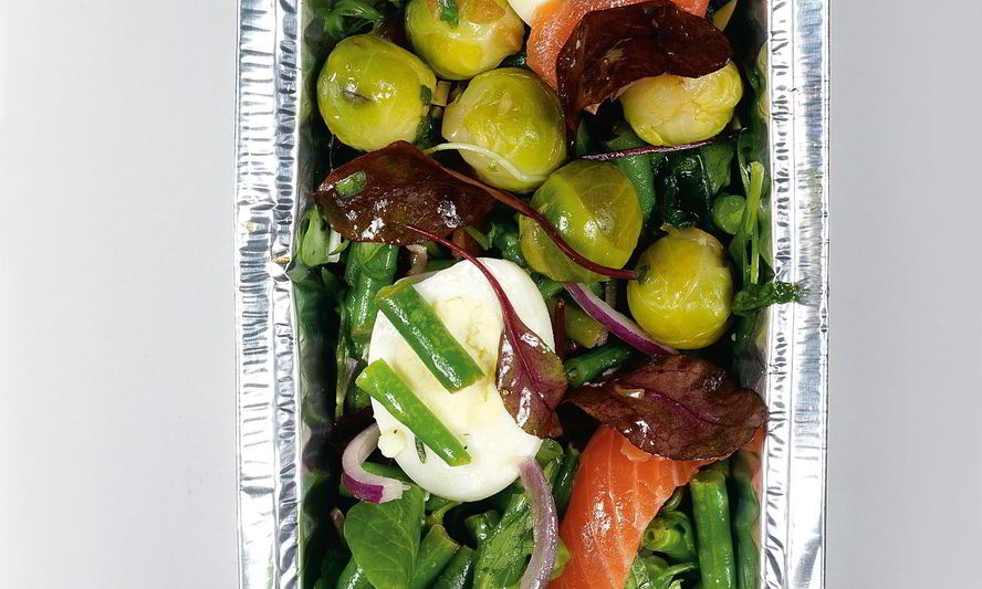 Рецепт зеленой фасоли с форелью, яйцами и сливочной брюссельской капустой